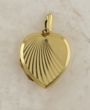 Etsy – 9ct Gold Vintage Heart Locket